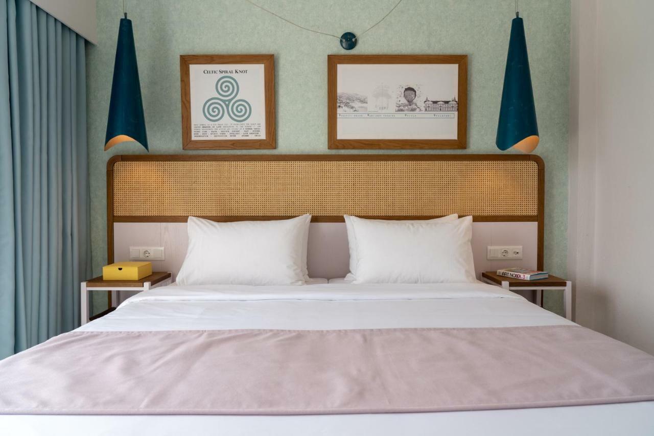 Zoe Hotel, Trypiti
